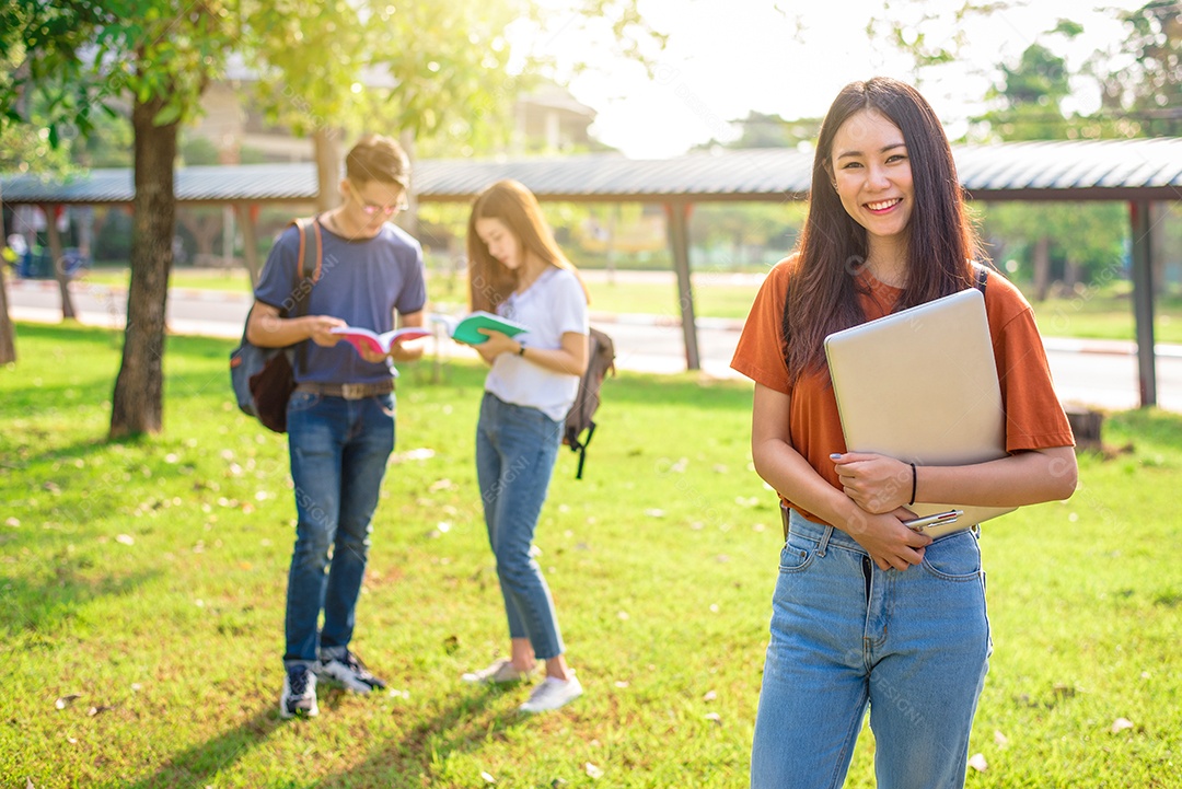 Três jovens asiáticos do campus ensinando e se preparando para o exame final na universidade. Conceito de educação e aprendizagem. .