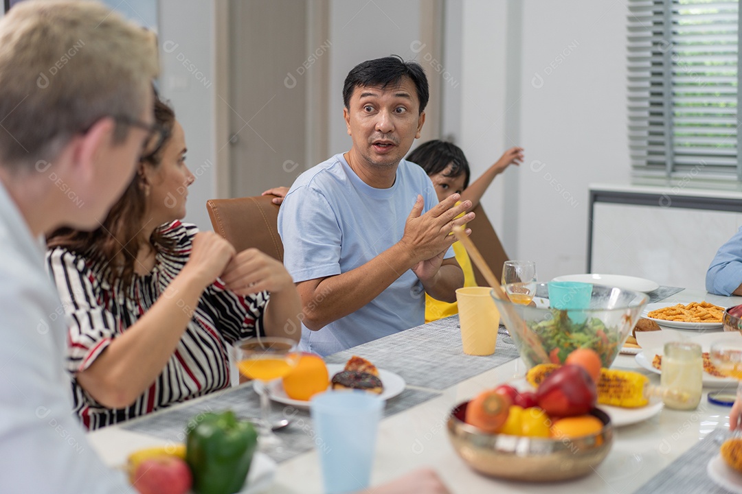 Diversas reuniões familiares e jantar juntos sentados à mesa em casa.