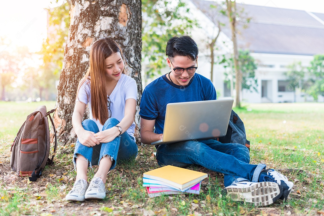 Dois jovens universitários asiáticos discutindo sobre lição de casa e exame final para testes com laptop. Conceito de educação e amizade. Felicidade e conceito de aprendizagem.