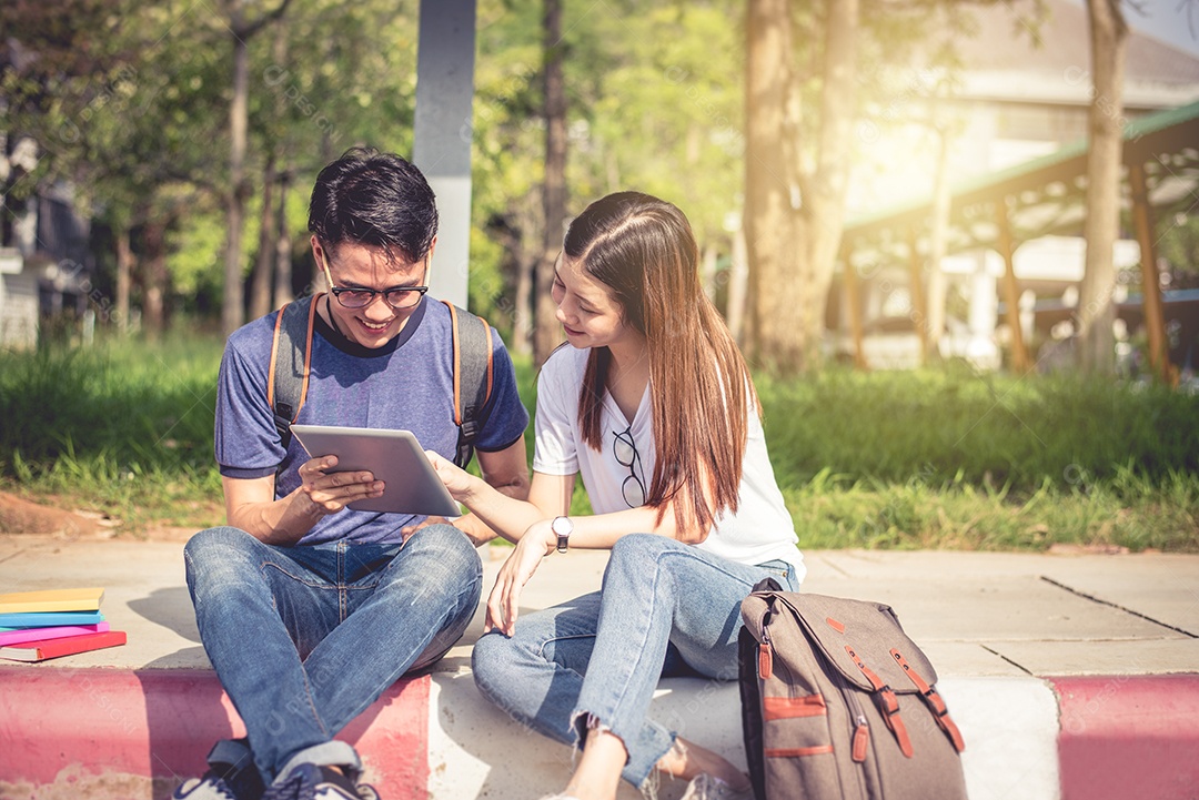 Dois jovens universitários asiáticos discutindo sobre lição de casa e exame final para testes. Conceito de educação e amizade. Felicidade e conceito de aprendizagem.