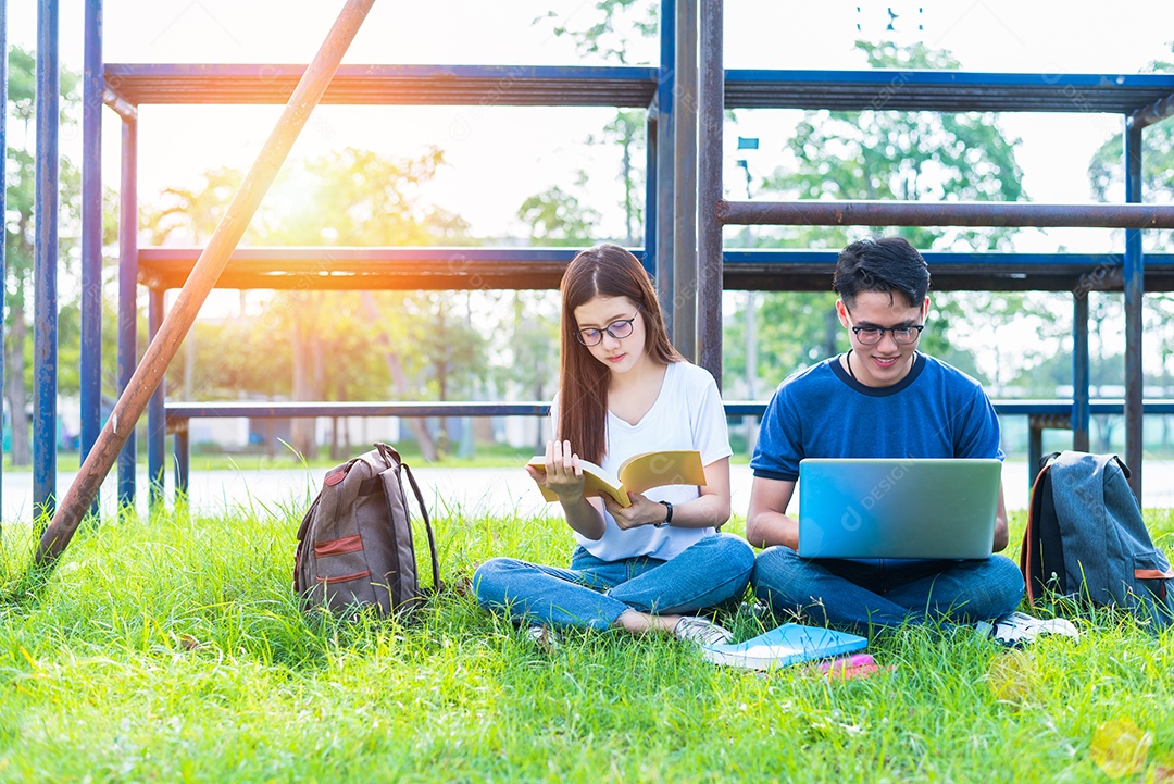 Dois jovens universitários asiáticos discutindo sobre a leitura de livros e o uso do laptop para pesquisar e aprender conhecimento. Conceito de educação e amizade. Felicidade e conceito de aprendizagem.