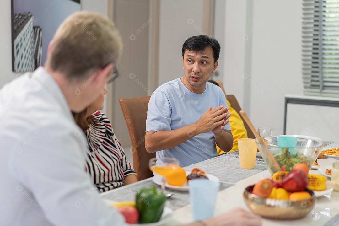Diversas reuniões familiares e jantar juntos sentados à mesa em casa.