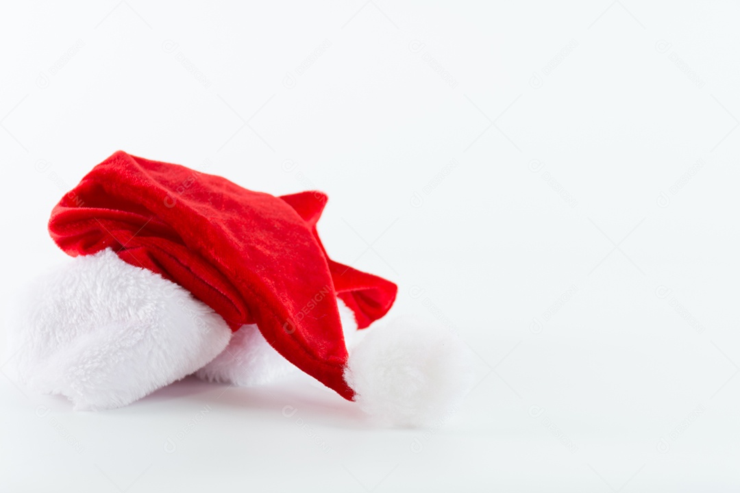 Chapéu de Papai Noel em fundo branco isolado. Festival de Natal e conceito de ano novo. Conceito de modelo Kids Idol Comemorando e tema de festa. foco seletivo