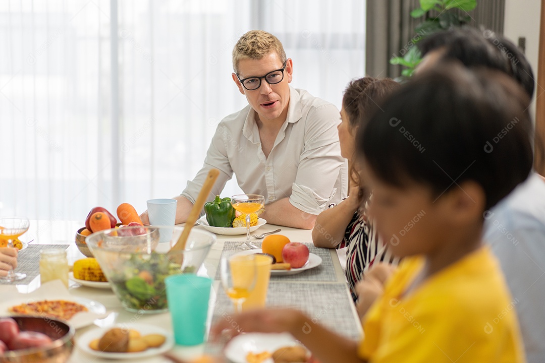 Diversas reuniões familiares e jantar juntos sentados à mesa em casa.