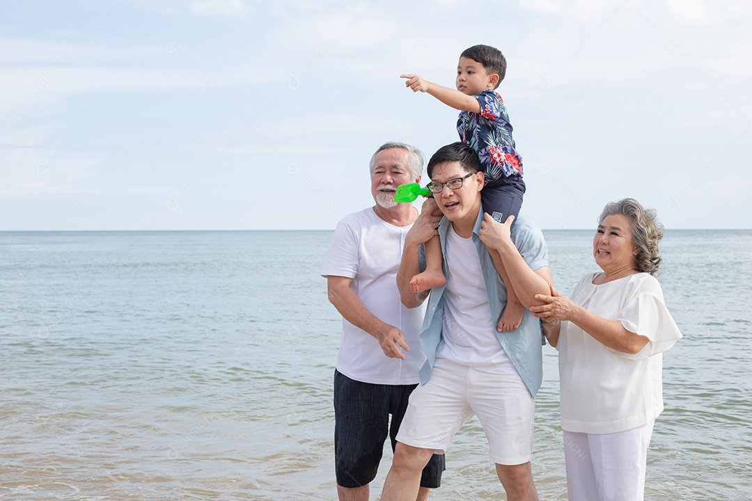 Família asiática caminhando juntos na praia