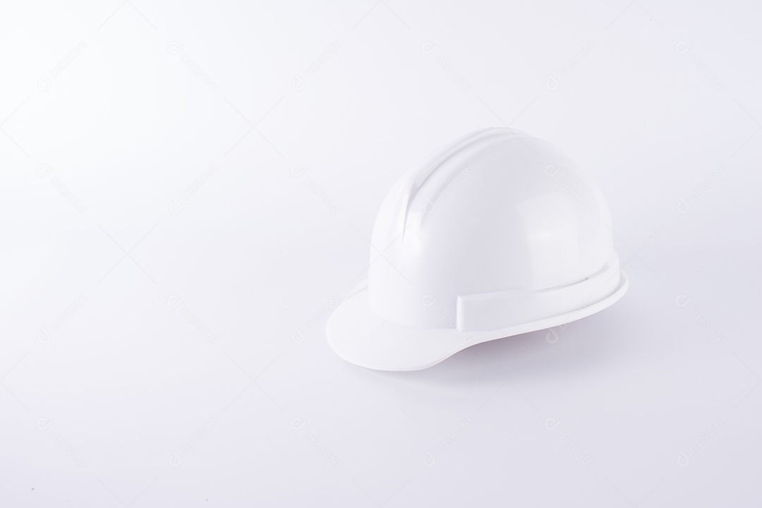 Capacete de segurança branco sobre fundo branco. Capacete e luvas grossas em fundo branco isolado. Conceito de equipamento de segurança. Trabalhador e tema industrial.