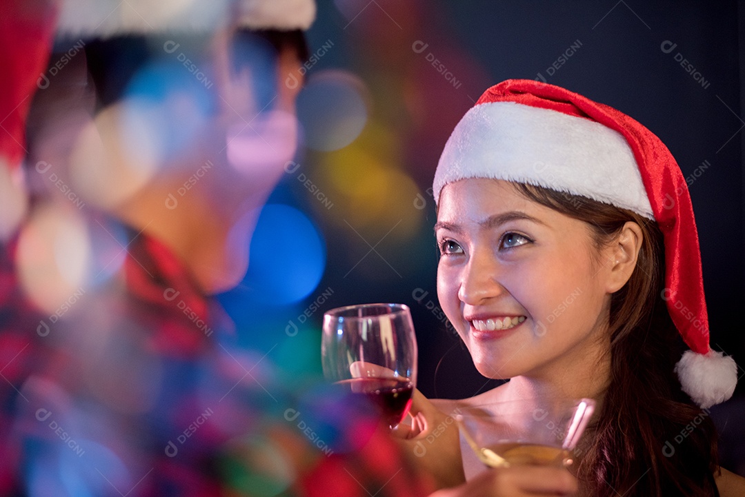 Mulher asiática olhando para o namorado na festa de Natal e ano novo. Vida noturna e primeiro conceito de amor. Primeira impressão e conceito de Felicidade. Tema Casais e Amantes.