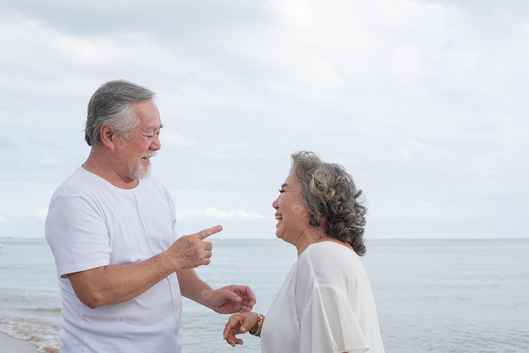 Homem sênior asiático falando e olhando nos olhos