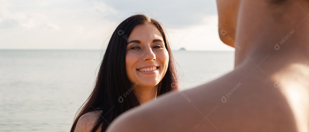 Mulher caucasiana sorridente olhando com amor para o namorado