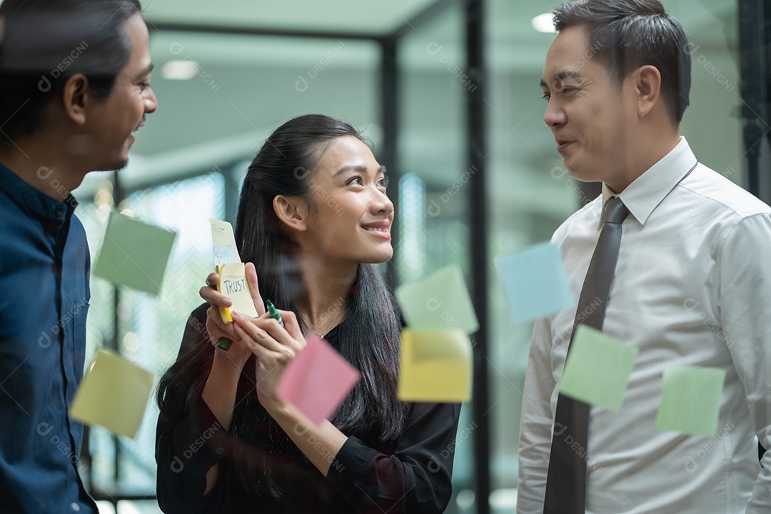 Reunião da equipe de negócios asiáticos no escritório usando post-it