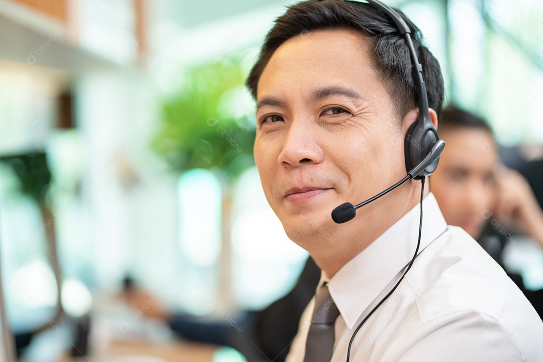 Agente de telemarketing masculino asiático usando fone de ouvido microfone