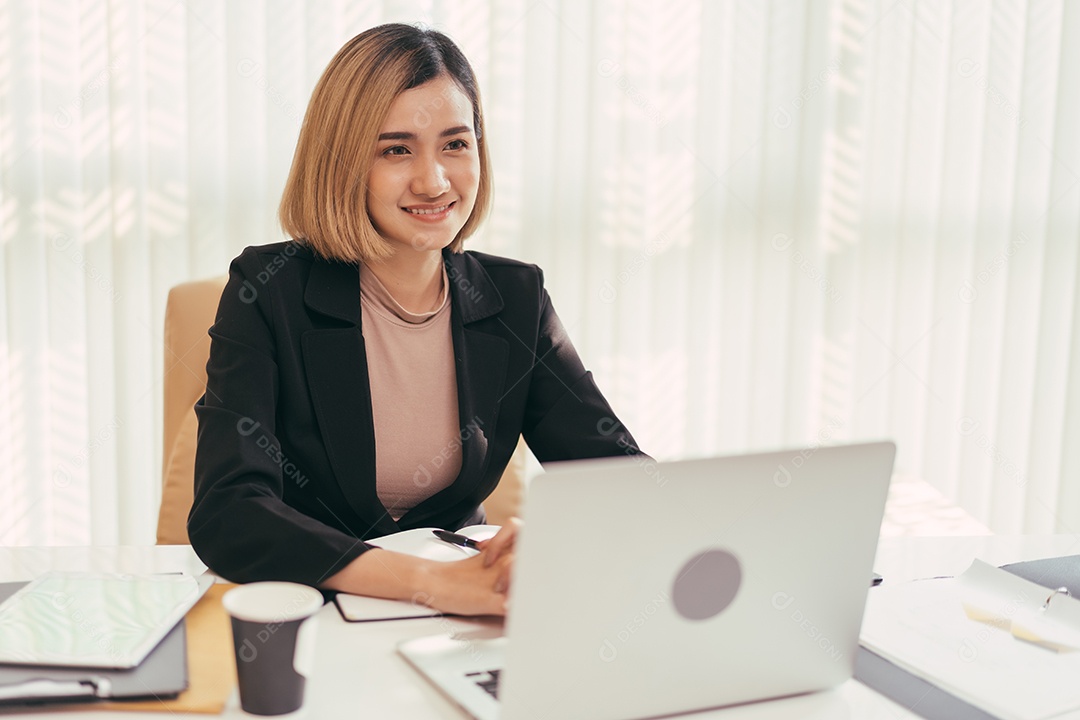 Reunião de vídeo da jovem empresária asiática com o cliente