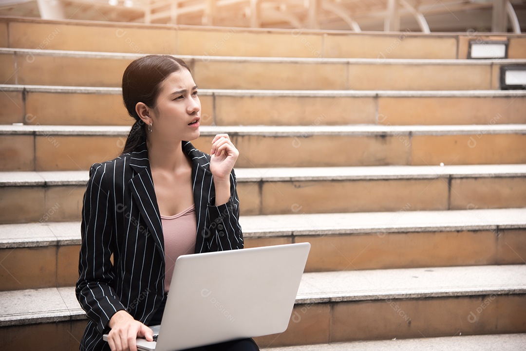 Empresária pensando em iniciar um novo projeto ao ar livre, pensamento empresarial e conceito de solução de problemas.