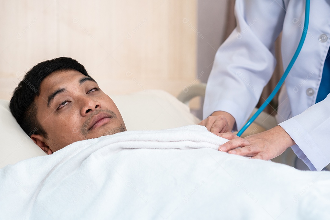 Homem asiático doente dormindo na cama na enfermaria do hospital