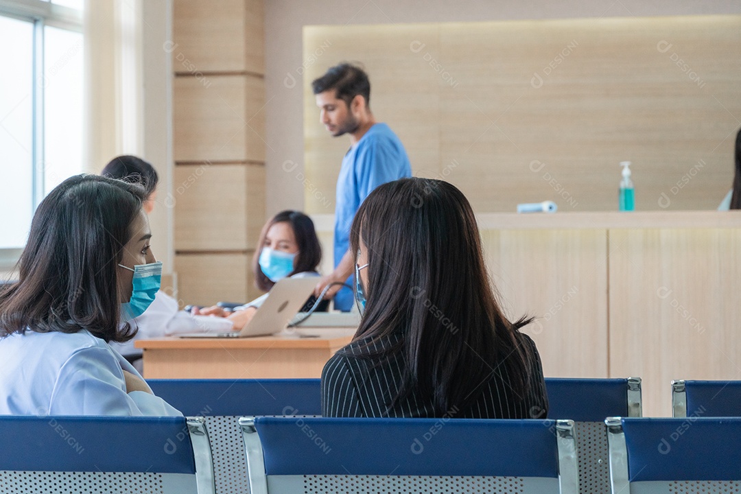 Antecedentes do paciente no assento de espera no saguão