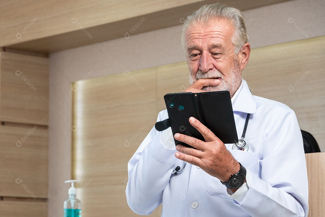 Médico sênior usando telefone celular gosta de assistir notícias ou informações