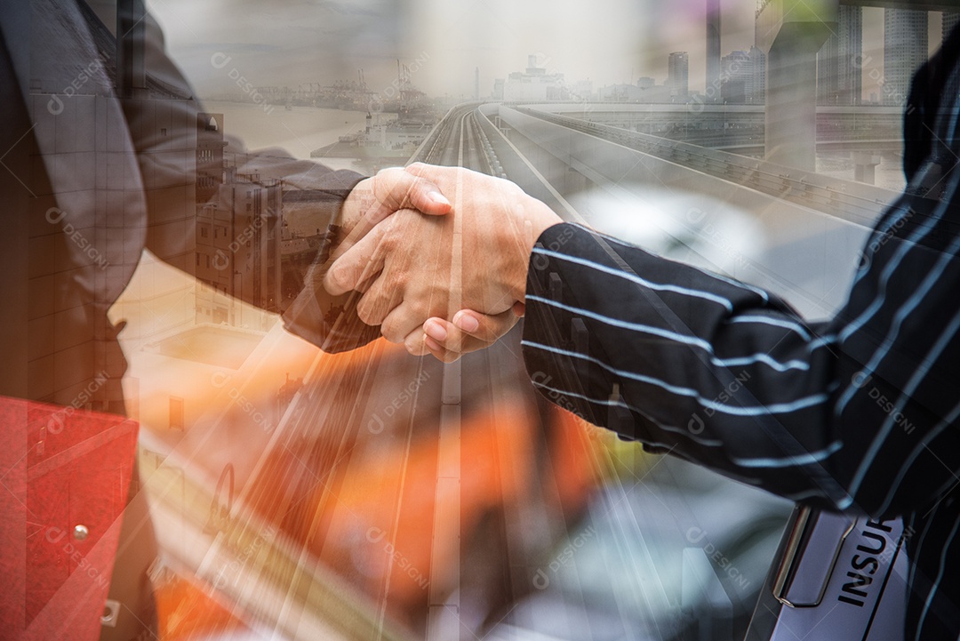 Duas mulheres de negócios apertam a mão ao ar livre com fundo de tráfego, conceito de contrato de negócios e contato.