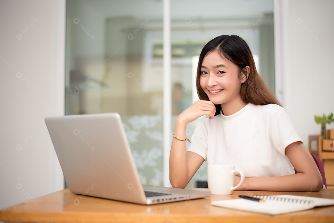 Empresária trabalhando em casa com laptop para navegar na internet para comerciais. Negócio de compras online e relaxe no conceito de férias.