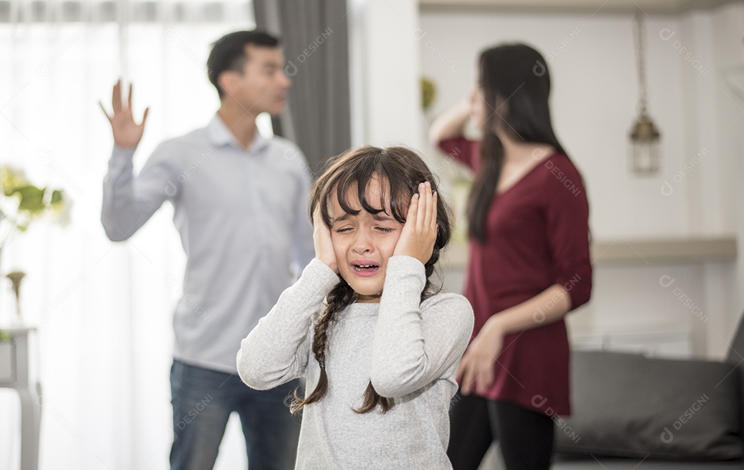 A menina estava chorando porque pai e mãe brigam, cena triste e dramática, família emitida, direitos das crianças abusados ​​na educação infantil e conceito de problema social e de cuidados com os pais.