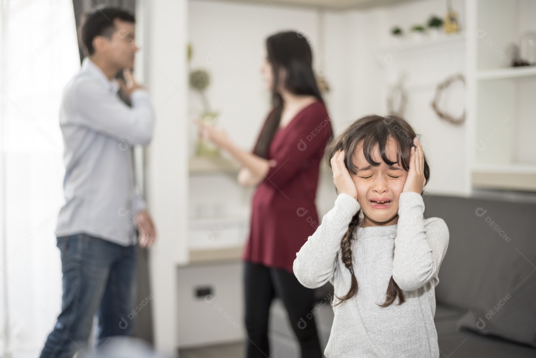 A menina estava chorando porque pai e mãe brigam, cena triste e dramática, família emitida, direitos das crianças abusados ​​na educação infantil e conceito de problema social e de cuidados com os pais.