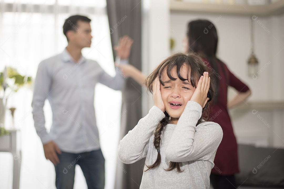 A menina estava chorando porque pai e mãe brigam, cena triste e dramática, família emitida, direitos das crianças abusados ​​na educação infantil e conceito de problema social e de cuidados com os pais.