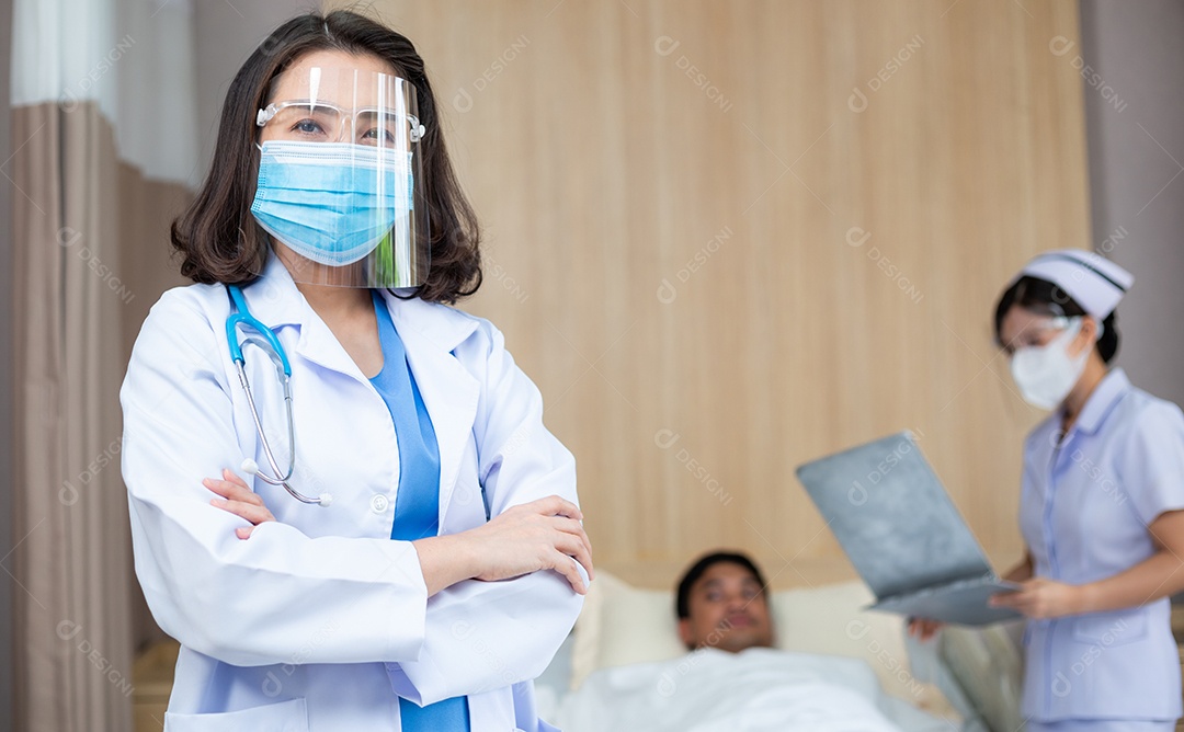 Retrato de uma médica asiática usando escudo facial protetor médico