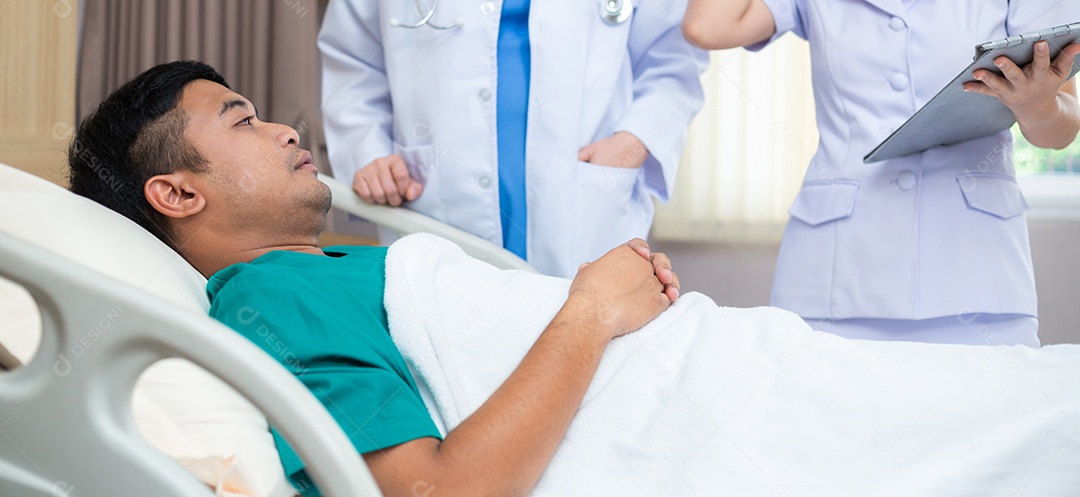 Médico visita paciente asiático na cama na enfermaria do hospital