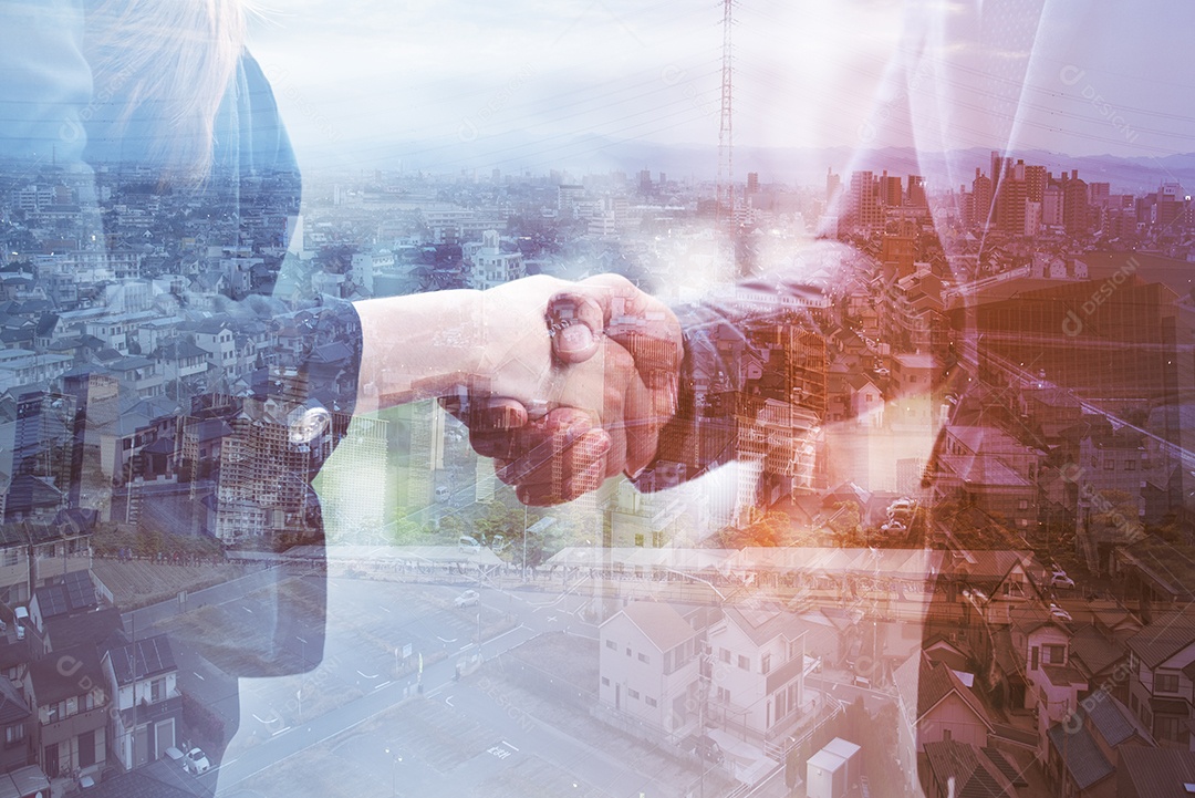 Dois empresários e empresárias apertam as mãos para iniciar um novo projeto e estão prontos para trabalhar e atingir o objetivo, fundo do conceito de negócios e cooperação.