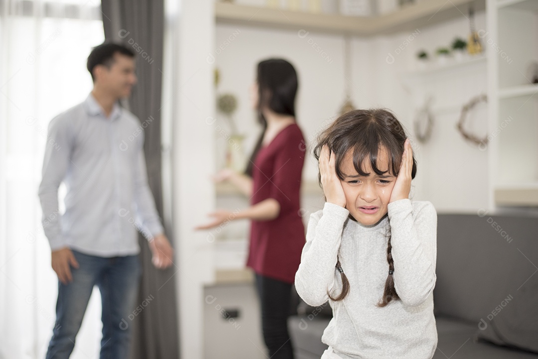 A menina estava chorando porque o pai e a mãe brigam, cena triste e dramática, emissão de família, abuso dos direitos das crianças na educação infantil e conceito de problema social e de cuidados com os pais.