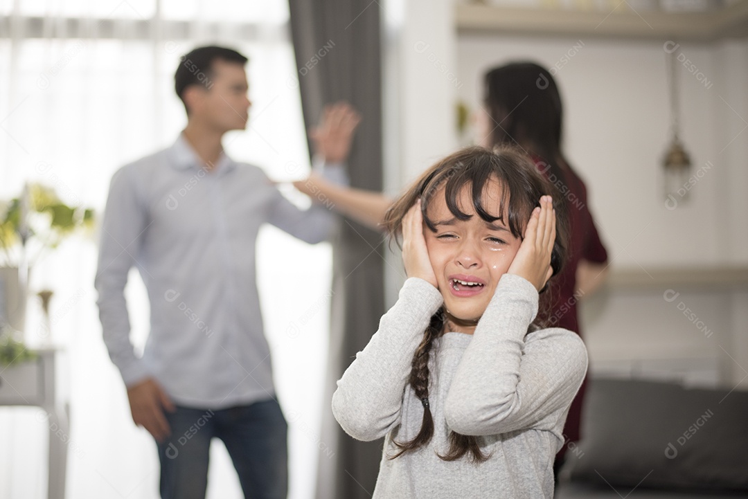 A menina estava chorando porque o pai e a mãe brigam, cena triste e dramática, emissão de família, abuso dos direitos das crianças na educação infantil e conceito de problema social e de cuidados com os pais