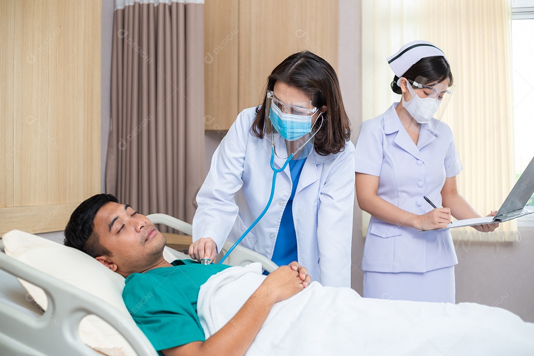 Médica asiática usando máscara médica visita paciente do sexo masculino