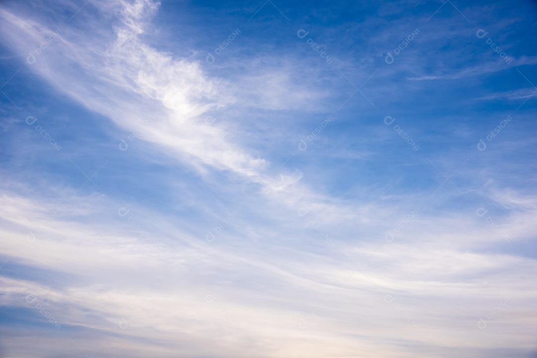 Céu azul com nuvens na natureza, nublado, conceito de férias, conceito de viagens.