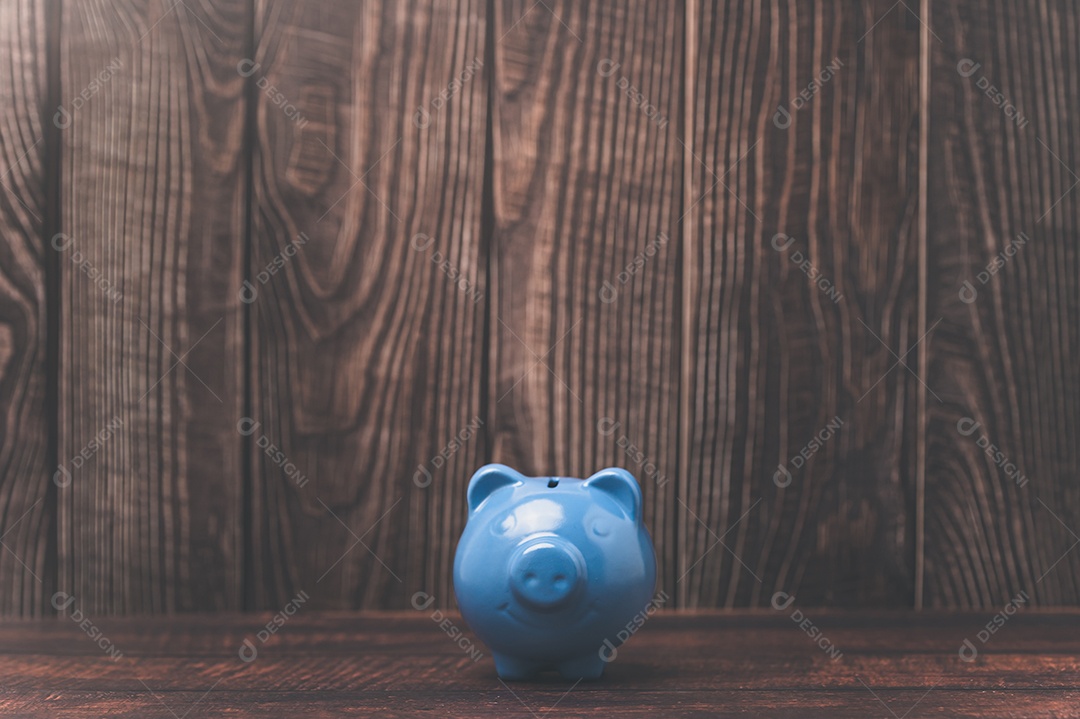 Cofrinho azul sobre uma mesa de madeira