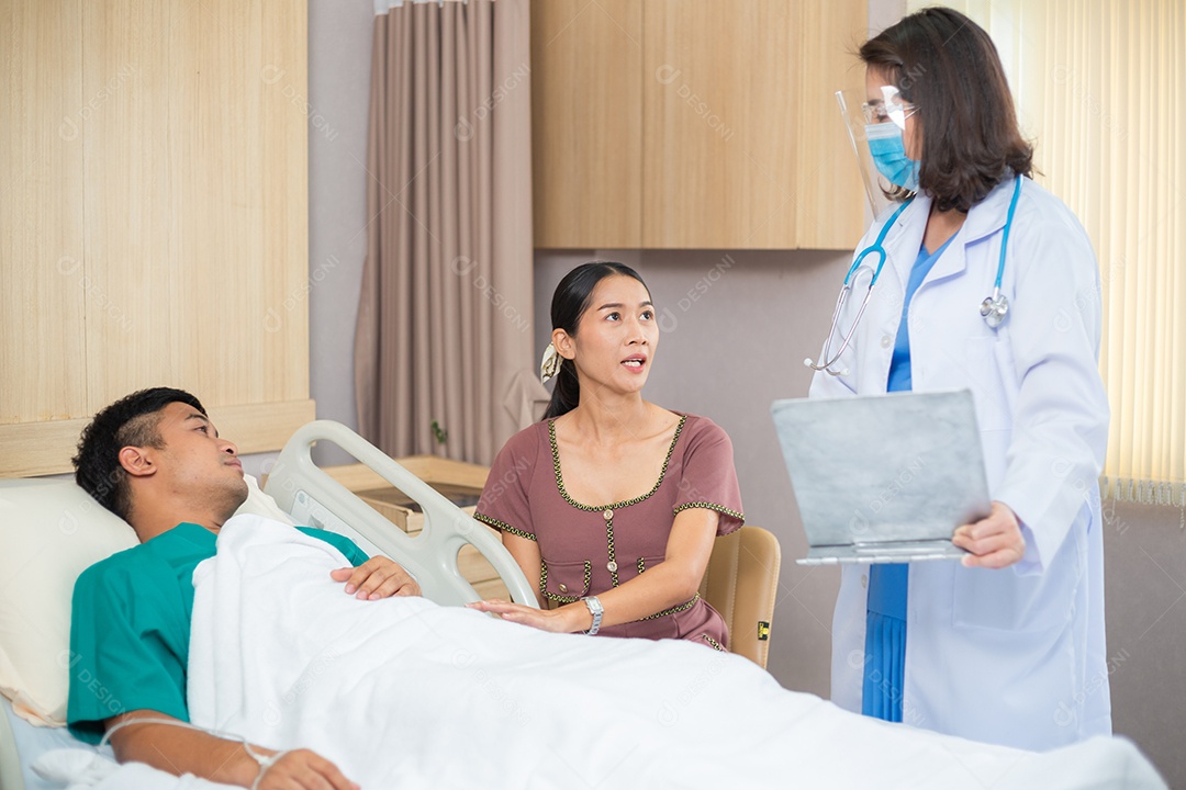 Mulher asiática e paciente do sexo masculino ouvindo o resultado do diagnóstico