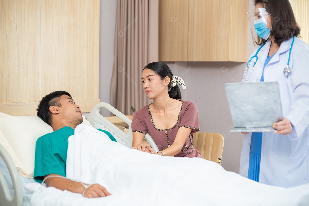 Mulher asiática e paciente do sexo masculino ouvindo o resultado do diagnóstico