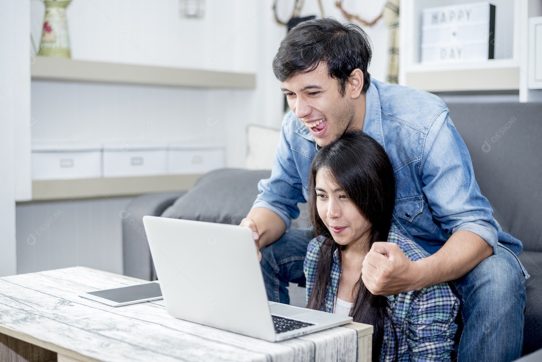 Os amantes são surpreendentes ao usar o laptop. Conceito de família, conceito de amantes, conceito de tecnologia.