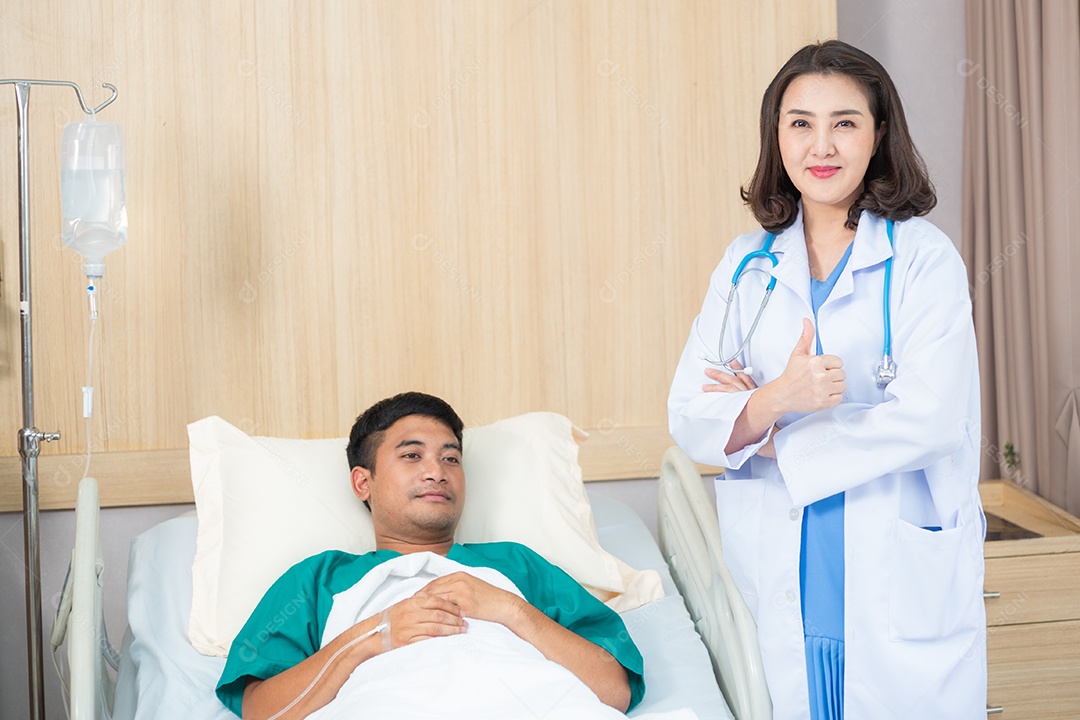 Retrato de uma médica asiática mostrando o polegar para cima olhando para a câmera no braço cruzado.