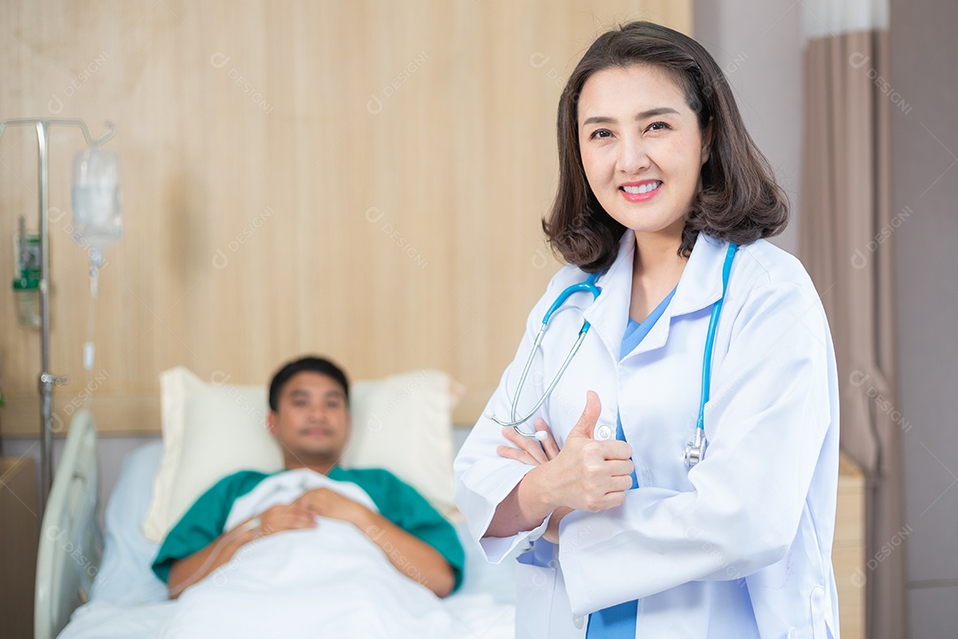 Retrato de médica asiática mostrando o polegar para cima