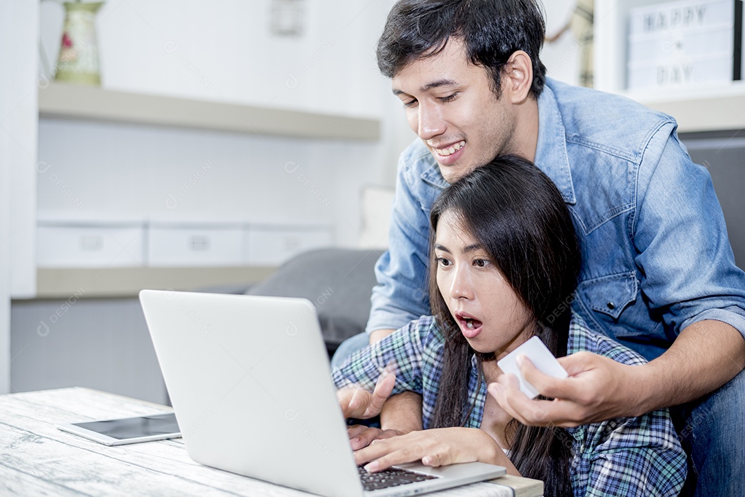 Os amantes são surpreendentes ao usar o laptop. Conceito de família, conceito de amantes, conceito de tecnologia.