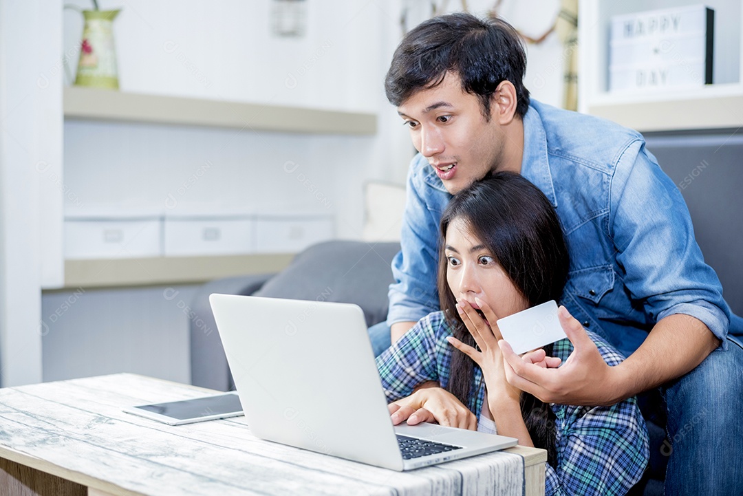 Os amantes são surpreendentes ao usar o laptop. Conceito de família, conceito de amantes, conceito de tecnologia..