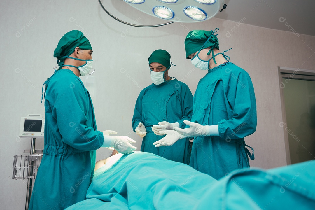 Equipe de cirurgião se preparando antes da cirurgia na sala de cirurgia no hospital.