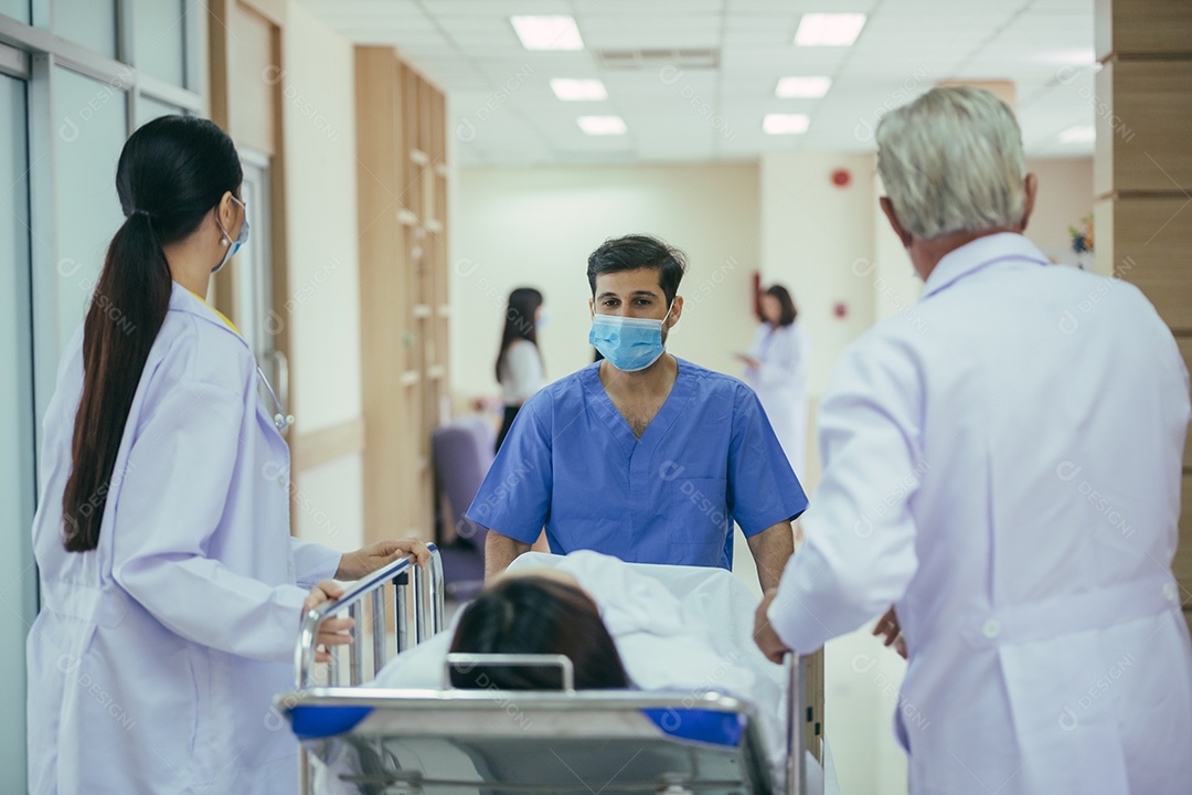 Paramédicos carregando paciente em maca empurrando