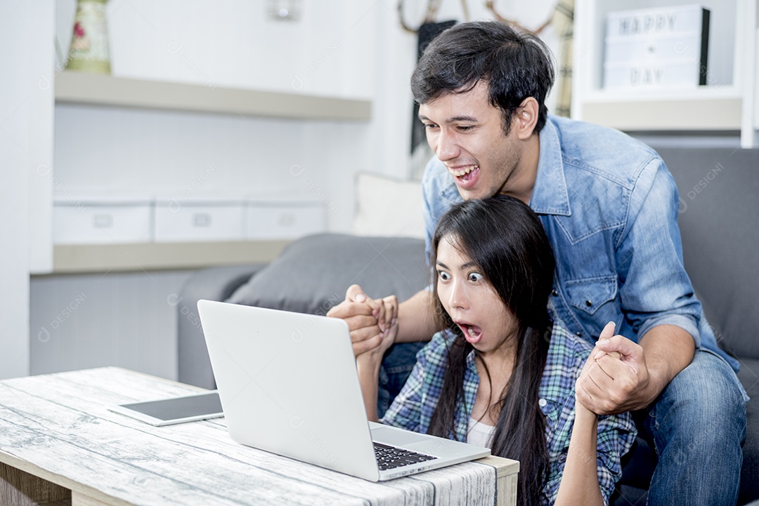 Os amantes são surpreendentes ao usar o laptop. Conceito de família, conceito de amantes, conceito de tecnologia.