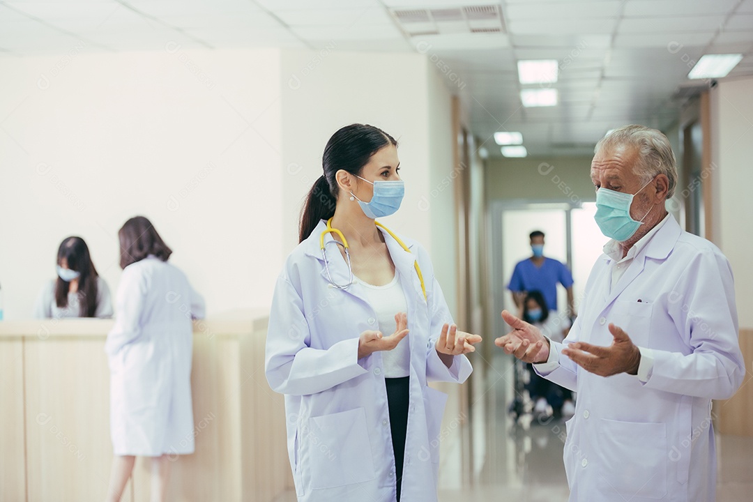 Grupo de equipe médica no corredor do hospital.