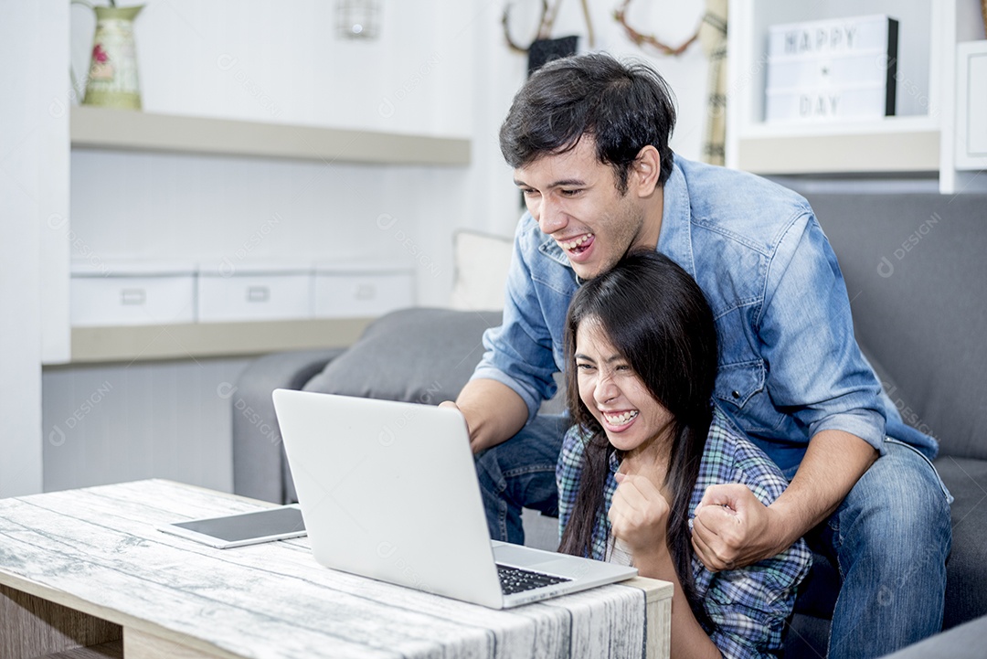 Os amantes são surpreendentes ao usar o laptop. Conceito de família, conceito de amantes, conceito de tecnologia.