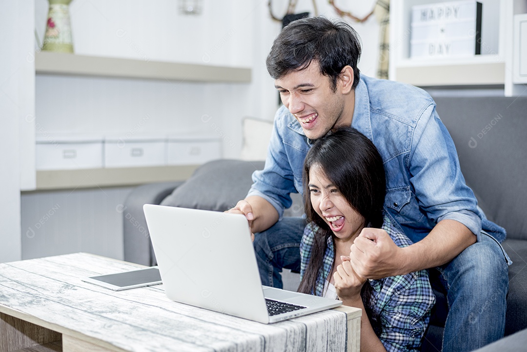 Os amantes são surpreendentes ao usar o laptop. Conceito de família, conceito de amantes, conceito de tecnologia.