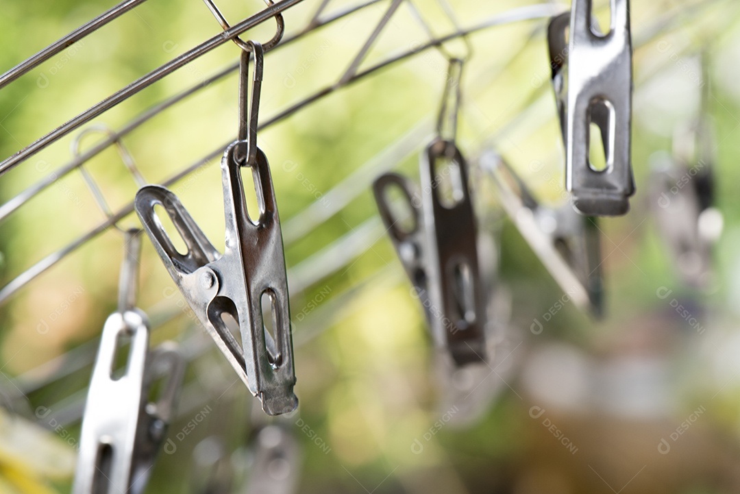 Cabide de aço inoxidável pendurado no fundo da natureza, conceito de objeto.