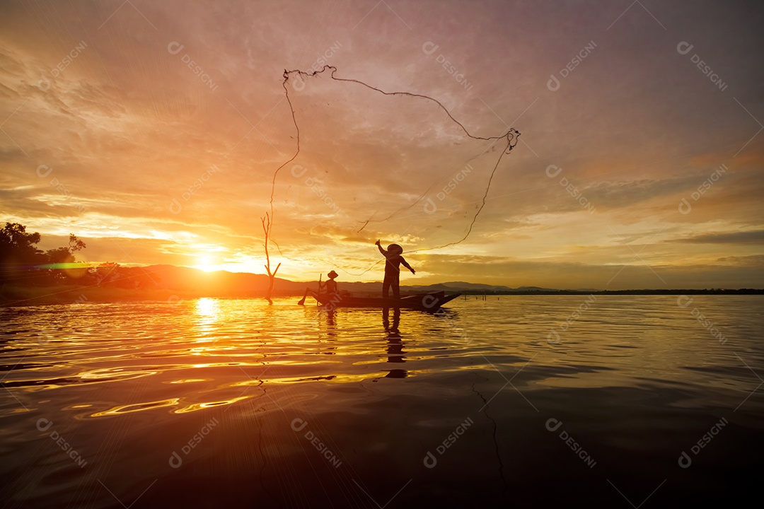 Pescador de silhueta usando rede no barco com sol na Tailândia pela manhã, conceito de natureza e cultura.