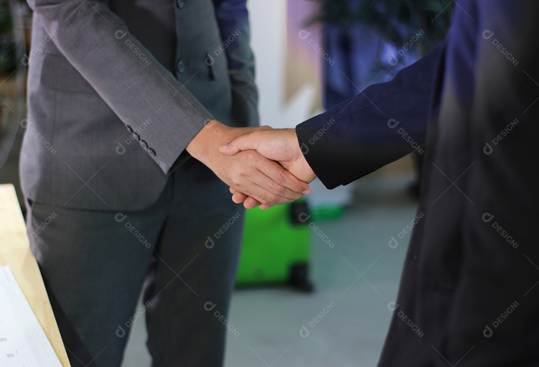 Empresários fazendo aperto de mão no prédio comercial de escritórios