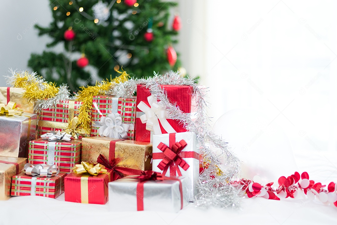 Caixa de presente com fundo de árvore de Natal para crianças surpresa no ano novo ou festival de festa de Natal.